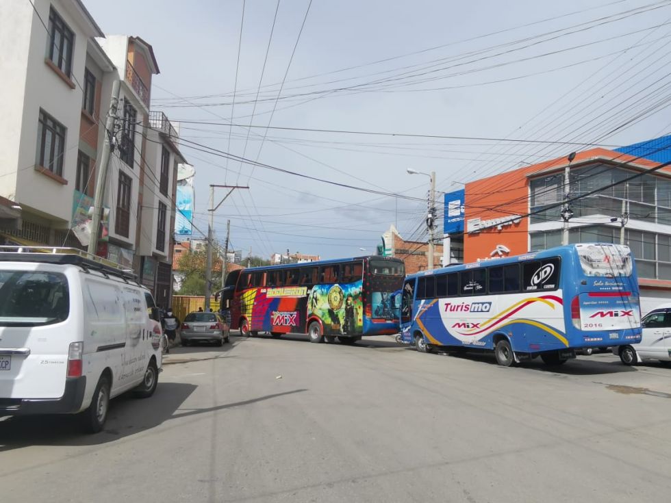 Uno de los puntos de bloqueo en la zona de la Terminal de Buses de Sucre