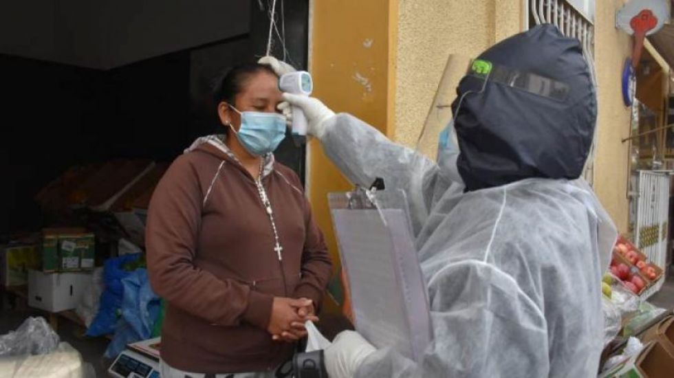 Personal sanitario controla la temperatura para detectar posibles casos de coronavirus.