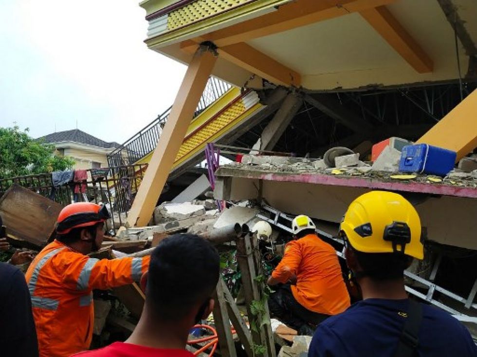 Rescatistas en busca de sobrevivientes atrapados en un edificio derrumbado en Mamuju, después de que un terremoto de magnitud 6.2 sacudiera la isla de Sulawesi.