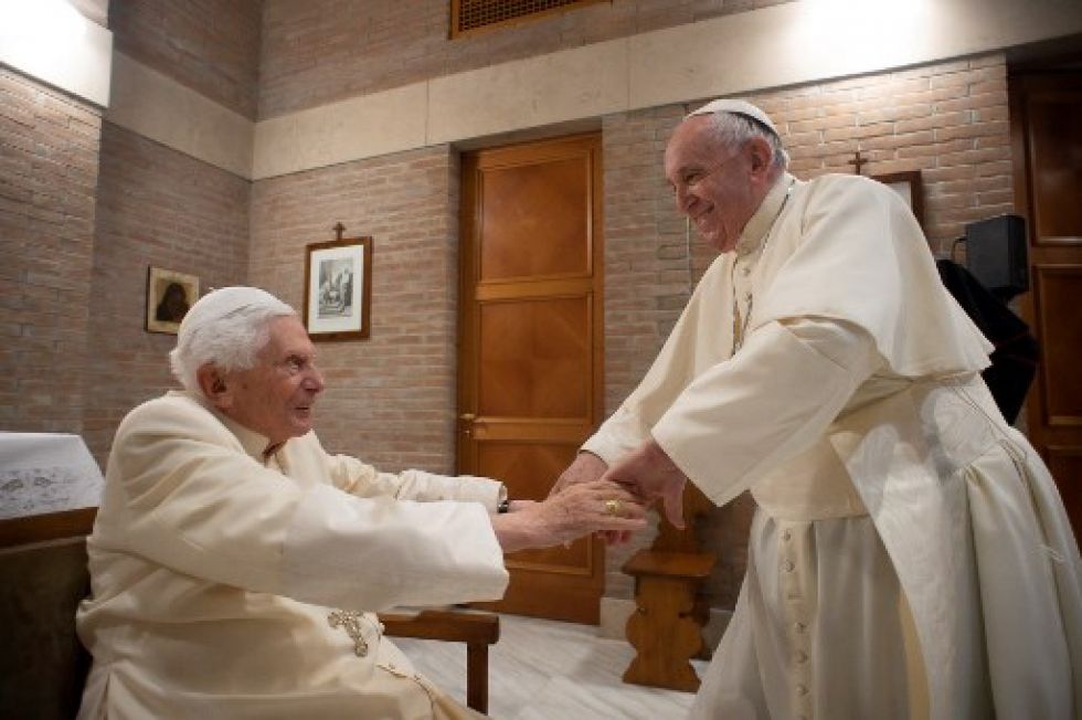 El el papa emérito Benedicto XVI (i) y el papa Francisco, en un encuentro anterior.