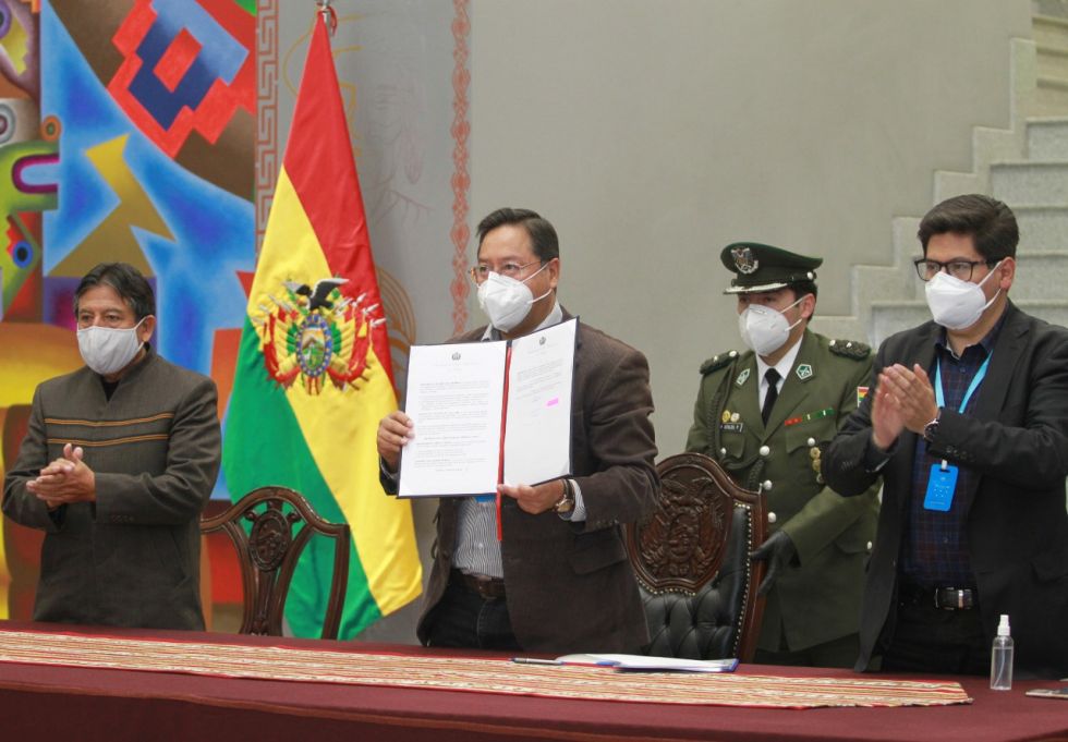 El presidente Luis Arce (c), el vicepresidente David Choquehuanca (i) y el ministro de Economía, Marcelo Montenegro.