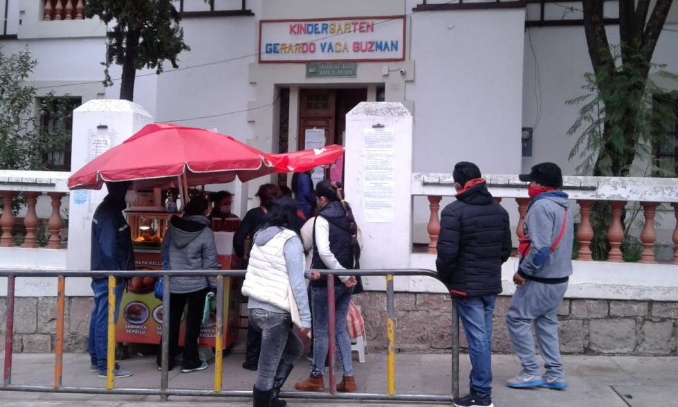 Padres de familia acudieron este lunes a los establecimientos educativos de Sucre.