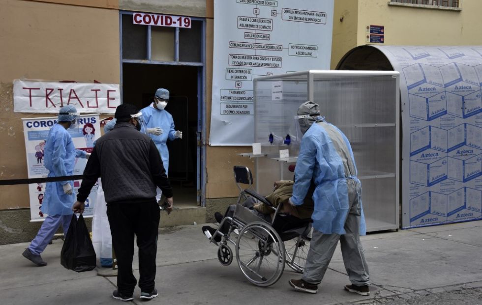 Unos médicos asisten a un enfermo en un hospital en La Paz, en la primera ola de la pandemia.