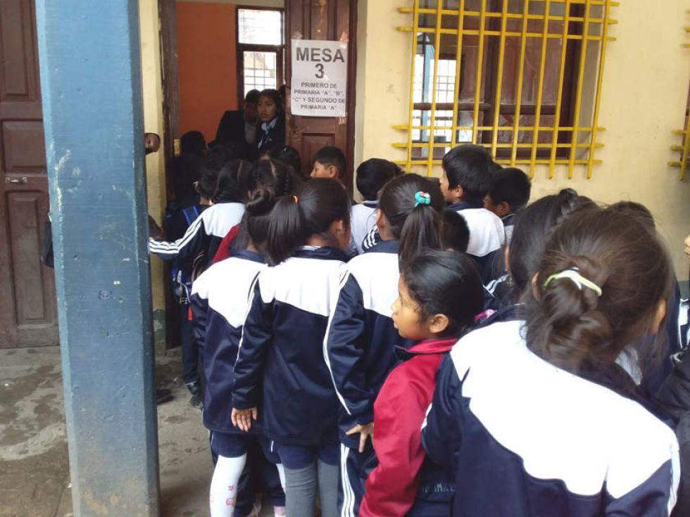 Una imagen de archivo de un grupo de estudiantes, en una unidad educativa de Sucre.