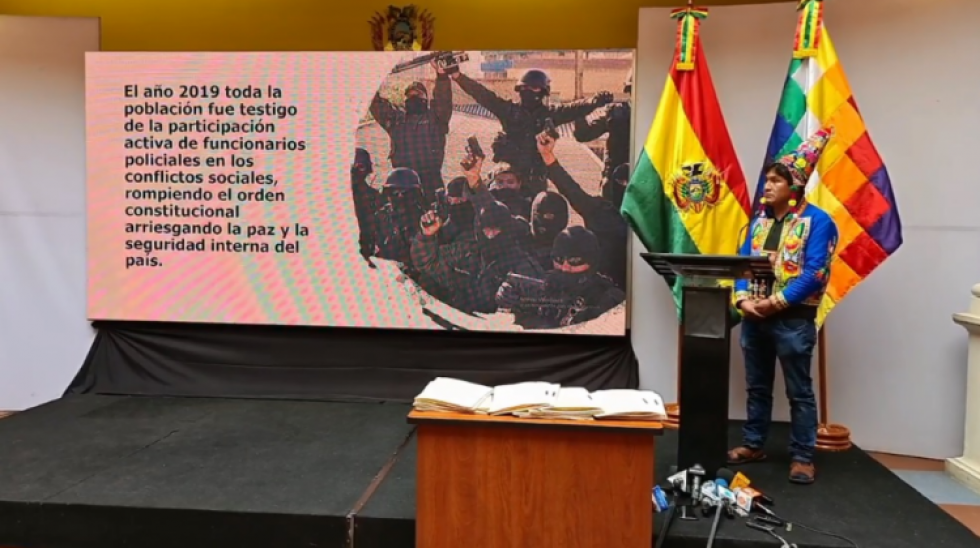 El viceministro de Descolonización, Pelagio Condori, explica la demanda que interpuso contra varios policías.