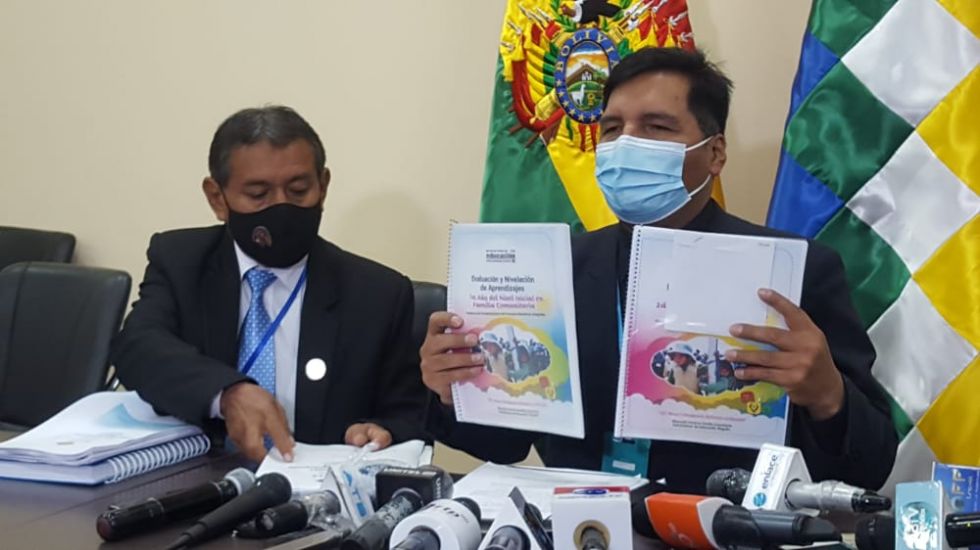 El ministro de Educación, Adrián Quelca, en la conferencia de prensa que ofreció este lunes en La Paz.
