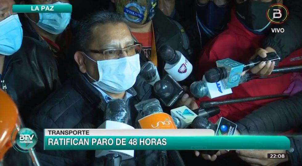 La dirigencia de la Confederación Sindical de Choferes de Bolivia, tras abandonar el diálogo.
