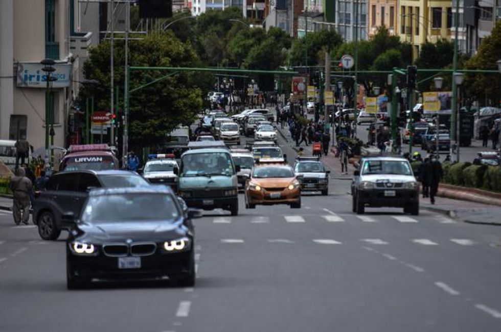 La circulación vehicular vuelve a la normalidad en el país. En la imagen, una avenida de La Paz.