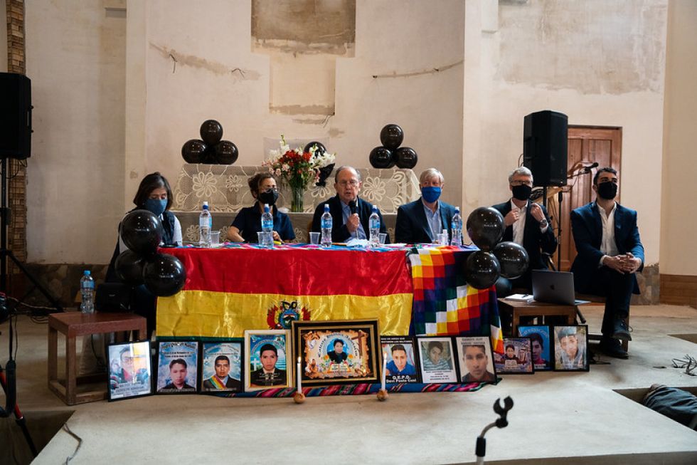 El GIEI-Bolivia, en su encuentro con los familiares y víctimas de la violencia en Senkata, el año pasado.