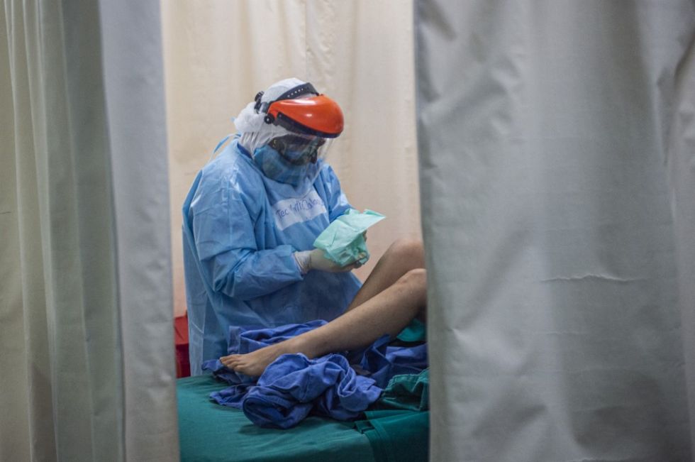 Un médico atiende a un paciente en una unidad de cuidados intensivos en Lima, en diciembre de 2020.