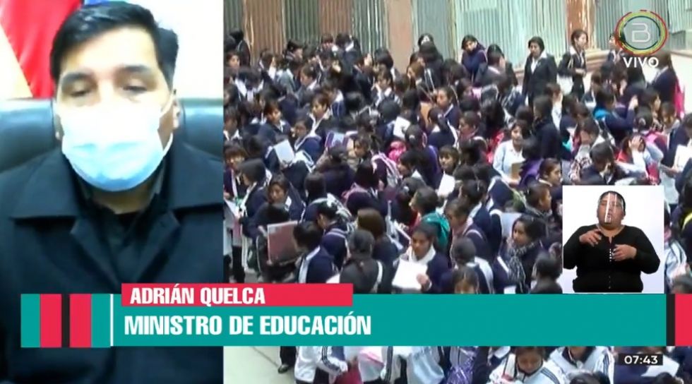 El ministro de Educación, Adrián Quelca, en su entrevista con Bolivia tv, este jueves.