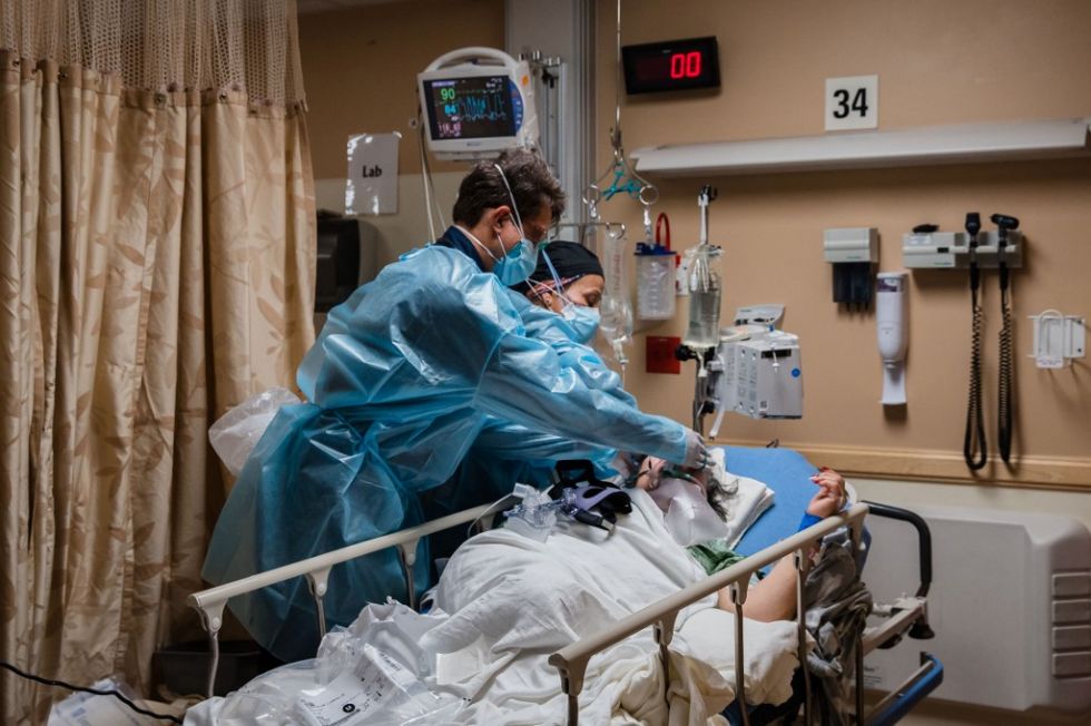 Trabajadores de la salud atienden a un paciente de covid-19 en el Centro Médico Providence St Mary de California.