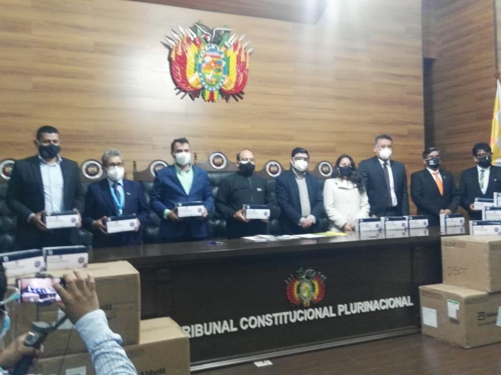 La entrega de las pruebas de antígeno nasal en el Tribunal Constitucional Plurinacional.