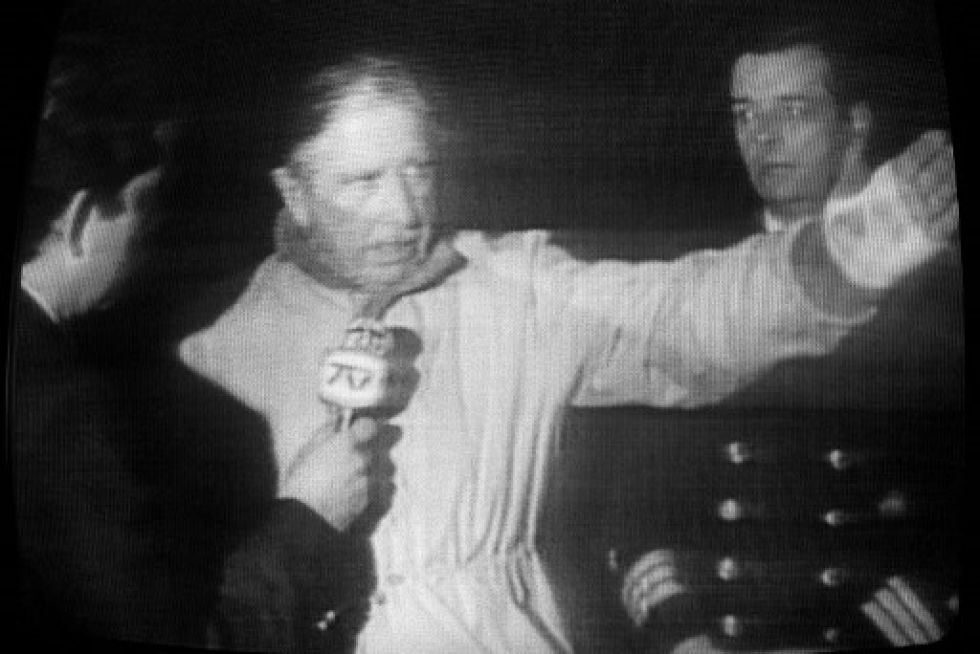 Foto tomada a la pantalla del televisor durante el noticiero Antenne 2, en 1986. Pinochet (C) respondía preguntas de un periodista.