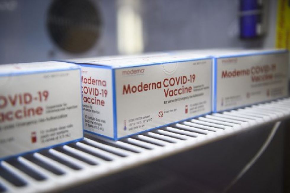 Las cajas que contienen viales de la vacuna Moderna covid-19, se almacenan en el Kedren Community Health Center, en Los Ángeles.