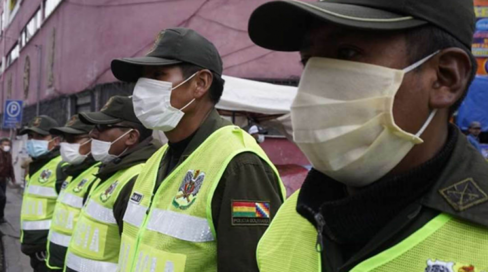 La Policía es uno de los grupos que trabaja en primera línea para frenar el virus del covid-19.