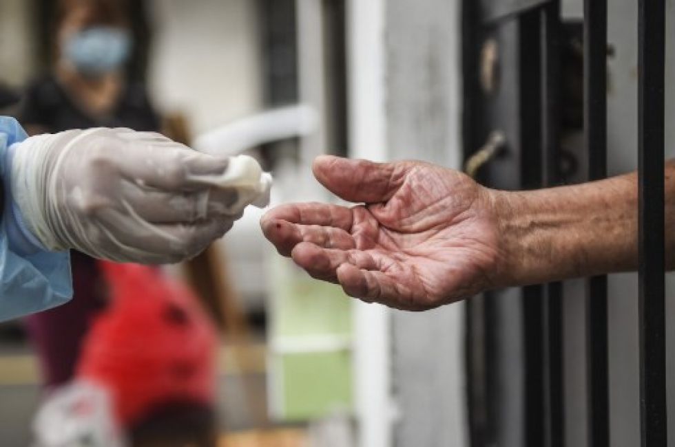 Un trabajador de salud peruano realiza una prueba de COVID-19 a un hombre en su casa del distrito El Agustino en Lima