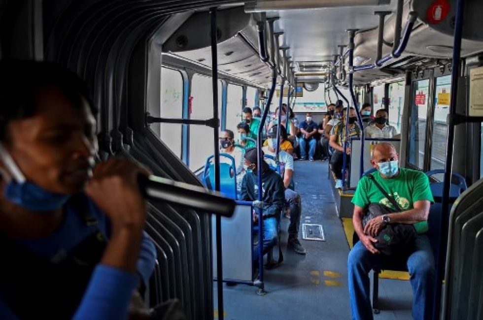 Un hombre canta en un autobús en Cali, Colombia, el 22 de enero de 2021, en medio de la pandemia de covid-19.