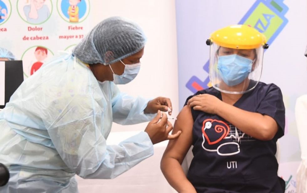 La médico Lorgia Gutiérrez recibió la primera dosis de la vacuna anticovid.