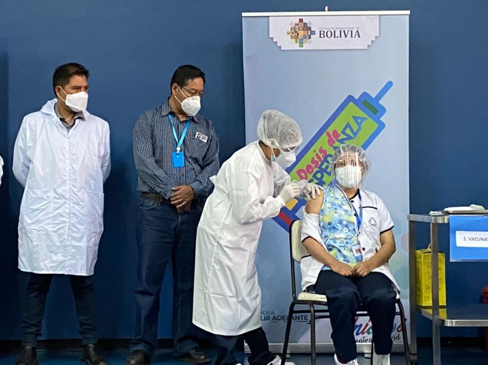 La enfermera Zulma Fernández se convirtió en la primera profesional de salud en adquirir la vacuna Sputnik V en Cochabamba.