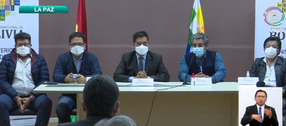 Autoridades de gobierno y representación del Colegio Médico de Bolivia en la firma de convenio esta noche.