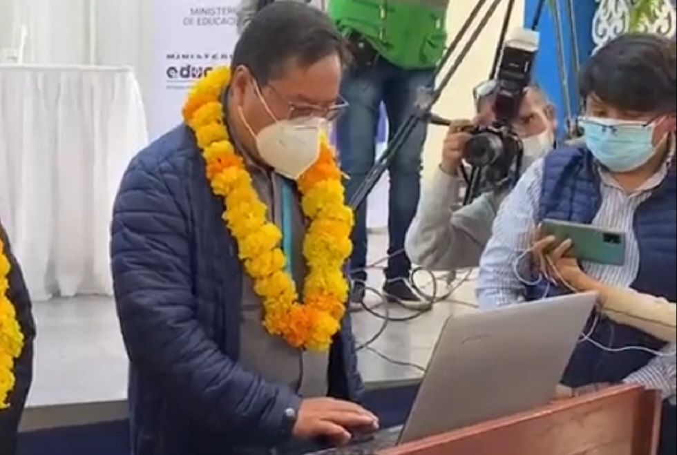 El presidente Luis Arce habilita la plataforma digital para las clases a distancia.