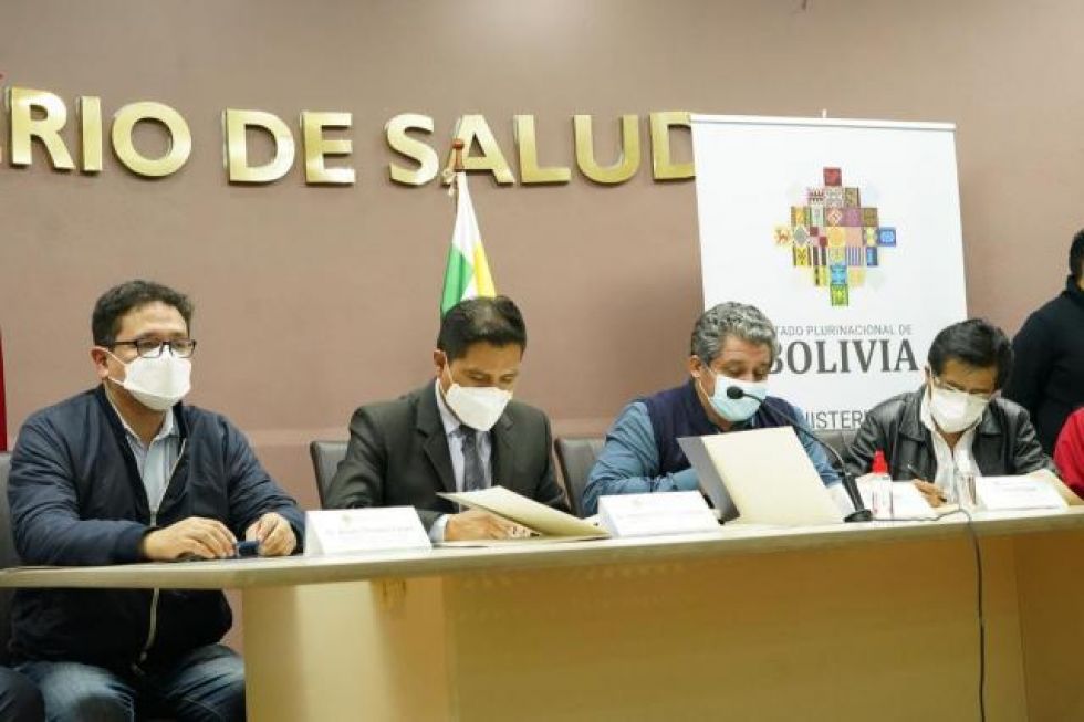 Firma de convenio entre el Ministerio de Salud y el Colegio Médico de Bolivia, el 1 de febrero.