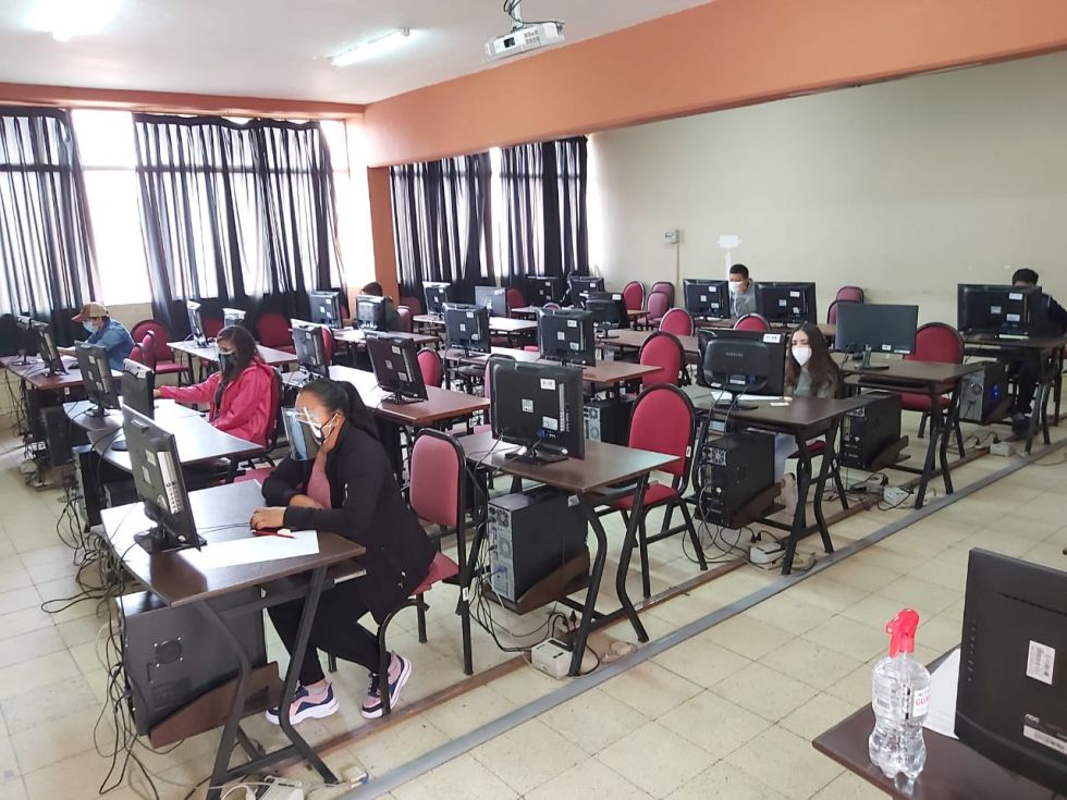 Un grupo rindiendo su prueba en la primera jornada designada para el primer examen de los cursos preuniversitarios en San Francisco Xavier.