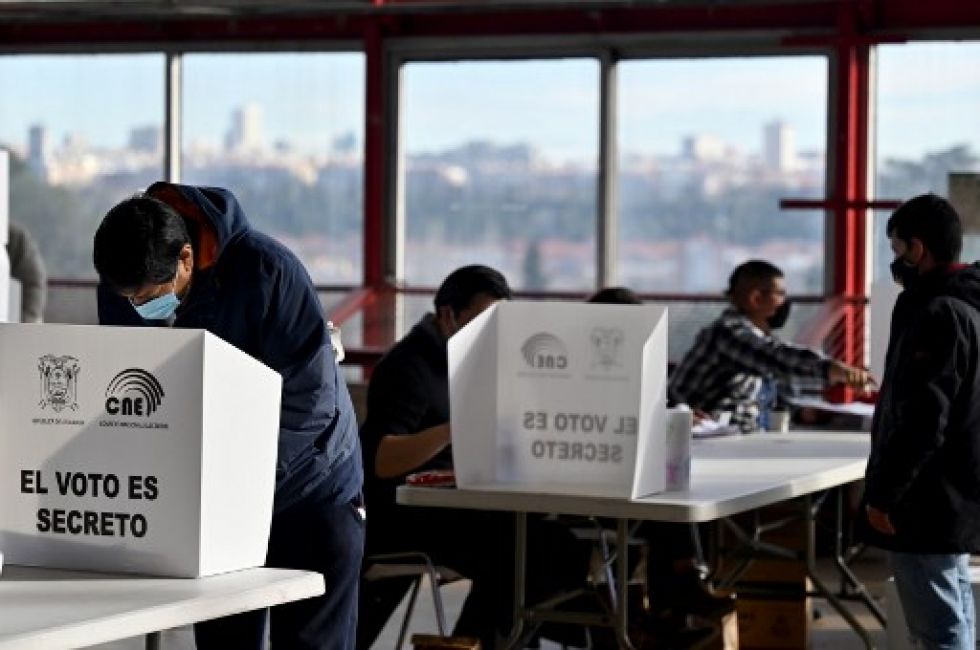 Un ecuatoriano residente en Madrid emite su voto para las elecciones presidenciales y legislativas en el parque Casa de Campo, hoy, domingo.