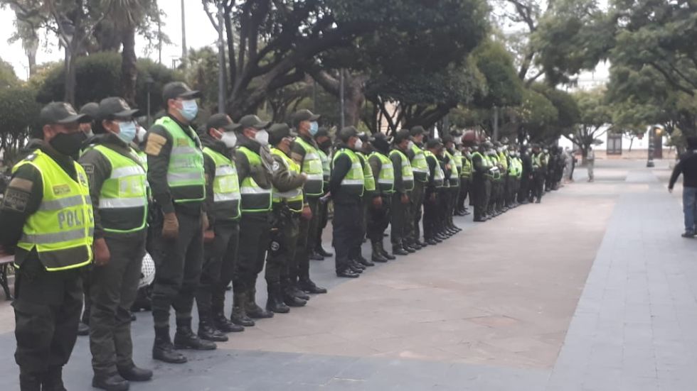 La formación de esta mañana, antes de comenzar el patrullaje, en la plaza 25 de Mayo.