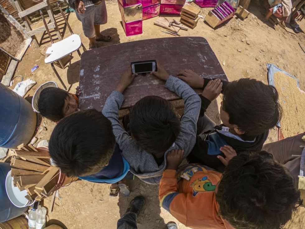 Los escolares deben utilizar un teléfono celular sin memoria para sus clases virtuales.