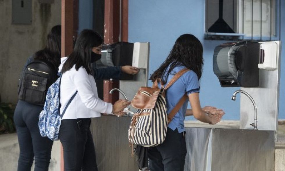 Alumnos del Colegio Técnico Profesional de Purral se lavan las manos durante el inicio del año escolar, en San José, Costa Rica, este lunes.