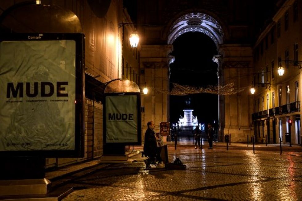 Un músico callejero toca el acordeón justo antes de que entre en vigor el toque de queda en el centro de Lisboa el 9 de noviembre de 2020.