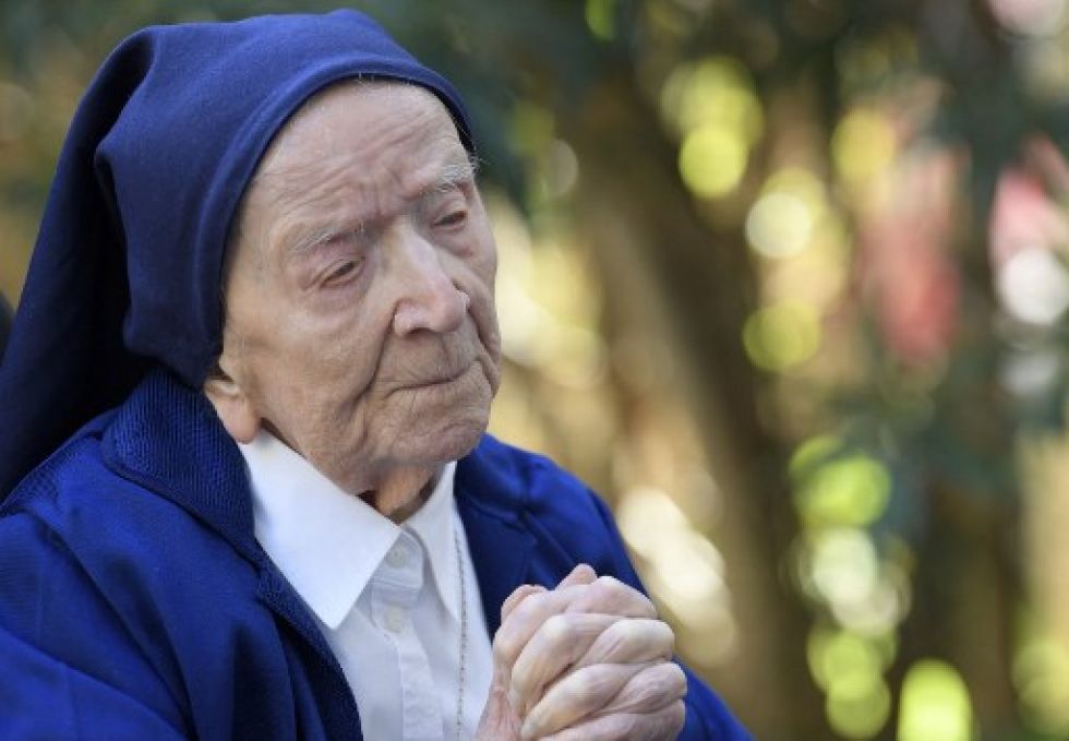 La hermana André, Lucile Randon en el registro de nacimiento, la ciudadana francesa y europea mayor, reza en una silla de ruedas, en la víspera de su 117 ° cumpleaños.