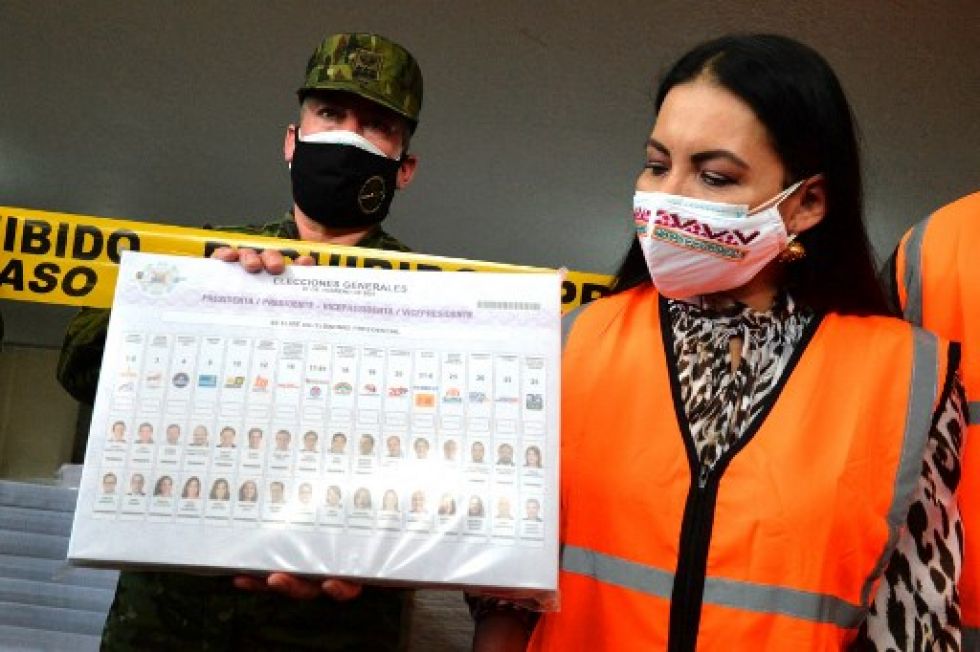 La presidenta del Consejo Nacional Electoral de Ecuador, Diana Atamaint, con una papeleta de votación antes de las elecciones.
