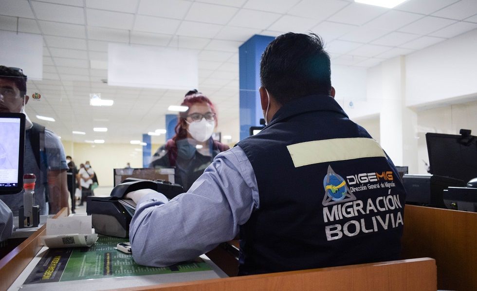 Los protocolos de bioseguridad en el aeropuerto internacional de El Alto.