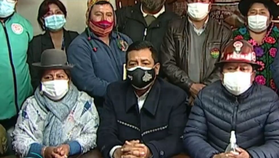 Diputada Gloria Callisaya, el presidente de Diputados, Freddy Mamani (c) y el dirigente de la COB, Juan Carlos Huarachi.