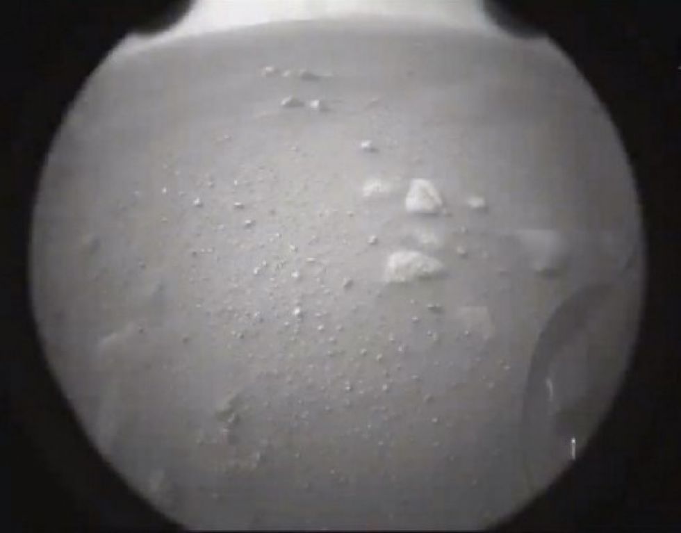 Esta foto de la NASA muestra las primeras imágenes del rover Perseverance de la NASA cuando aterrizó en la superficie de Marte hoy, 18 de febrero.