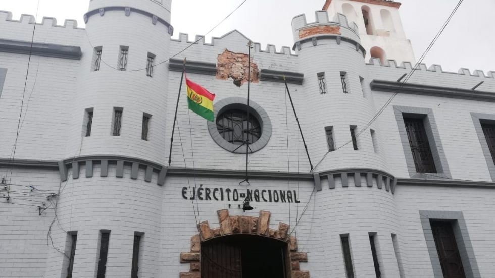 La Región Militar retiró el escudo del frontis del Cuartel de San Francisco.