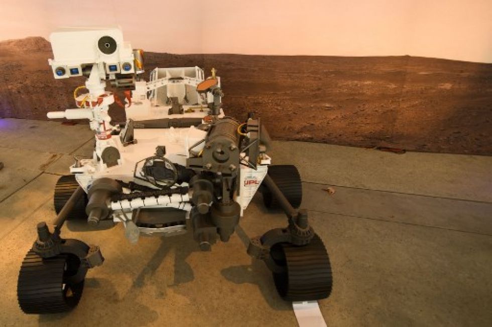 El modelo a escala completa del rover Perseverance Mars 2020 se muestra en el Laboratorio de Propulsión a Chorro (JPL) de la NASA.