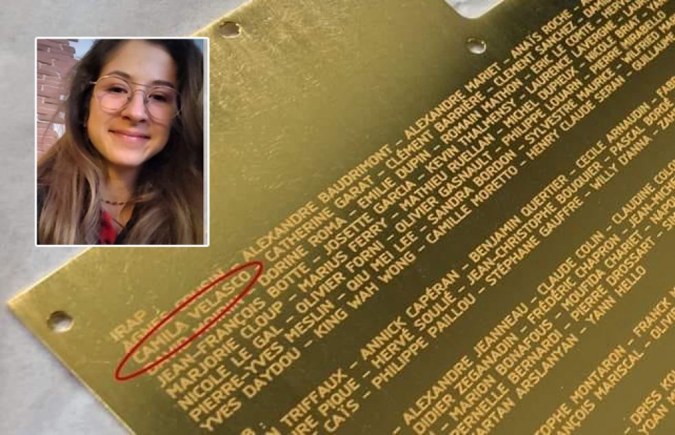 El nombre de la boliviana Camila Velasco en la placa adherida a la Super Cam.