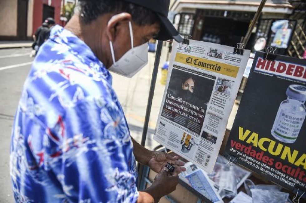 En Lima, exhiben el 15 de febrero de 2021 periódicos que destacan un escándalo de vacunación temprano que involucra a políticos y altos funcionarios de Perú.