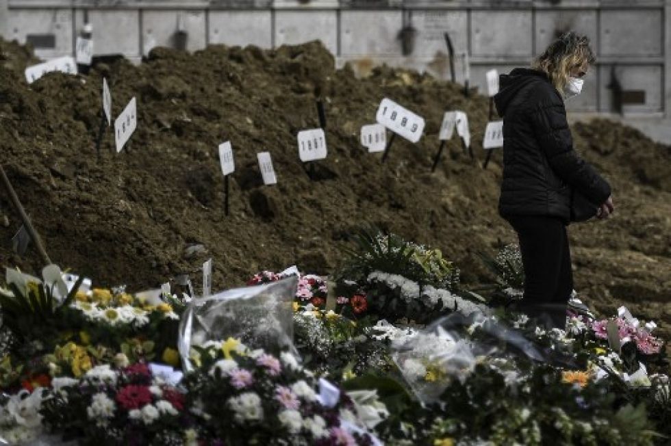 Un familiar de una víctima del covid-19 está de luto durante un entierro en el cementerio Alto de Sao Joao en Lisboa.