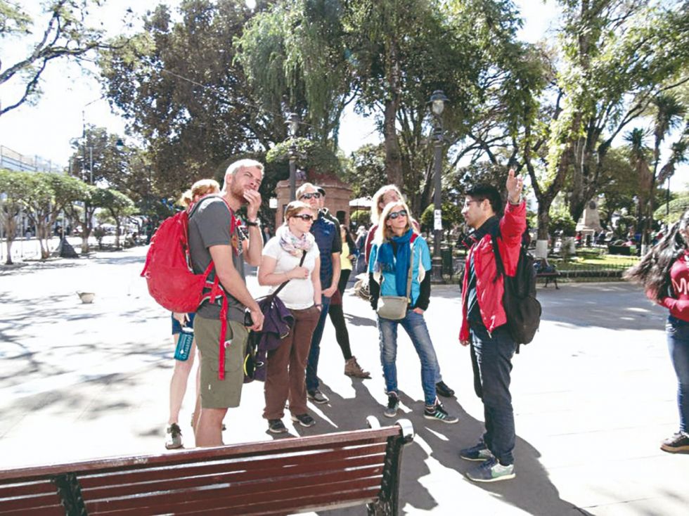 Un grupo de turistas extranjeros, en uno de sus paseos por el centro histórico de la ciudad.