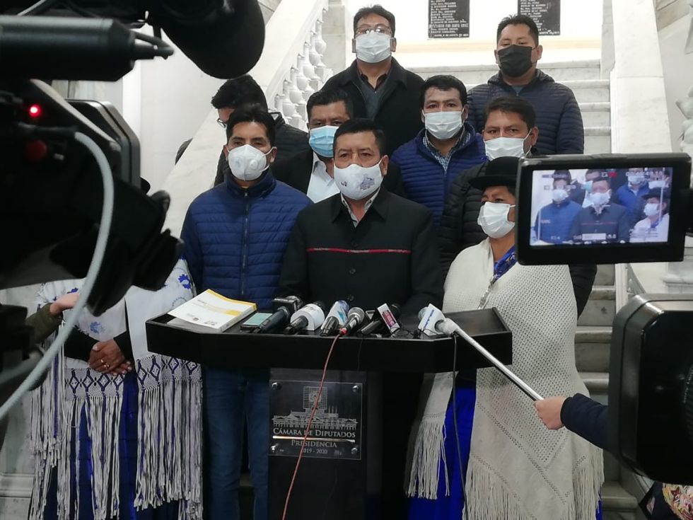 El Presidente de la Cámara de Diputados, Freddy Mamani, y sus colegas, en su declaración ante la prensa.