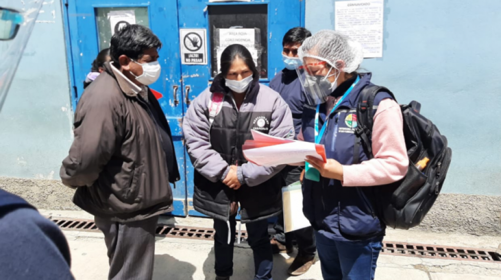 Funcionarios de la Defensoría, en una verificación sobre el estado de los servicios de salud.