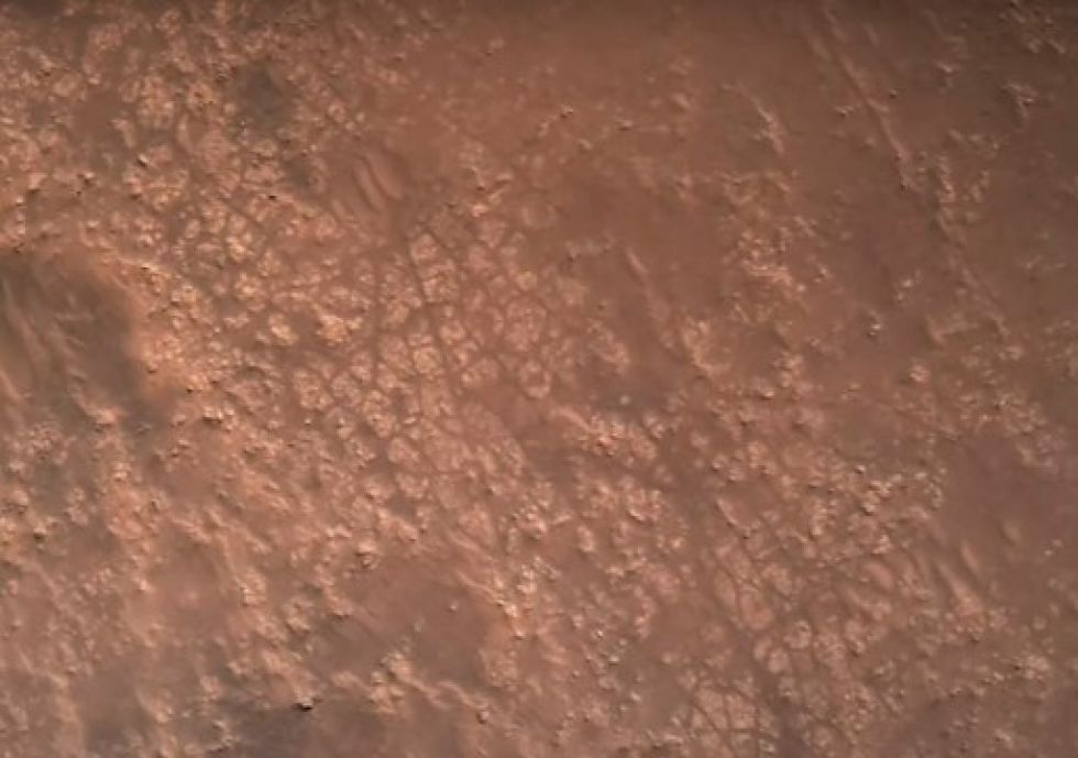Una captura de fotogramas de video de la NASA publicada el 22 de febrero de 2021 muestra la superficie de Marte.