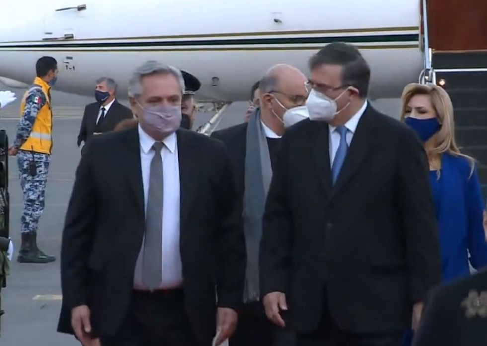 El presidente argentino Alberto Fernández (i) fue recibido este lunes en México.