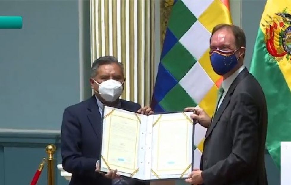 El canciller de Bolivia, Rogelio Mayta, y el embajador de Alemania, Stefan Duppel.