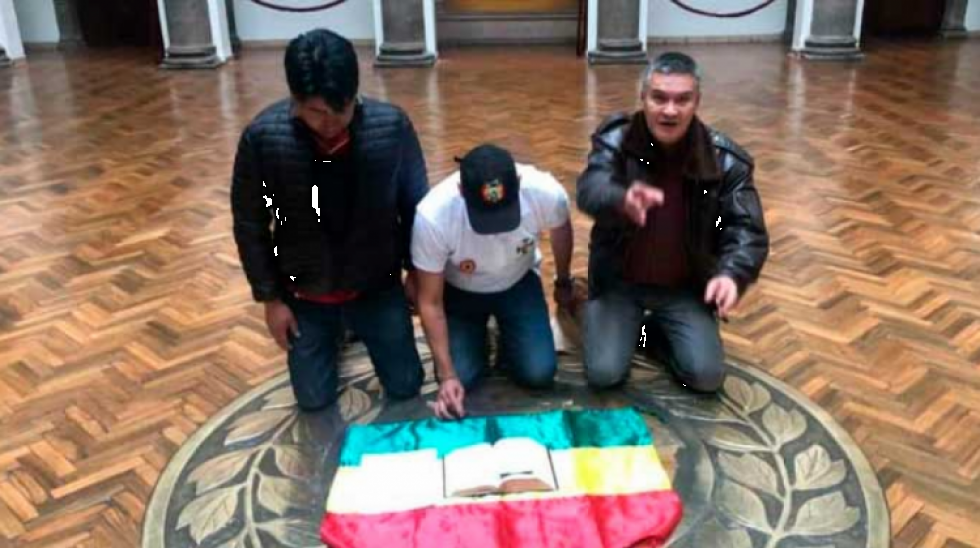 Los exdirigentes cívicos Fernando Camachos (c) y Marco Pumari (i) en el Palacio Quemado.